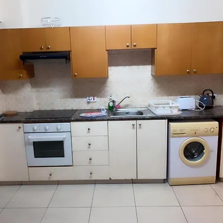 Larnaca Beach Apartment * Λάρνακα