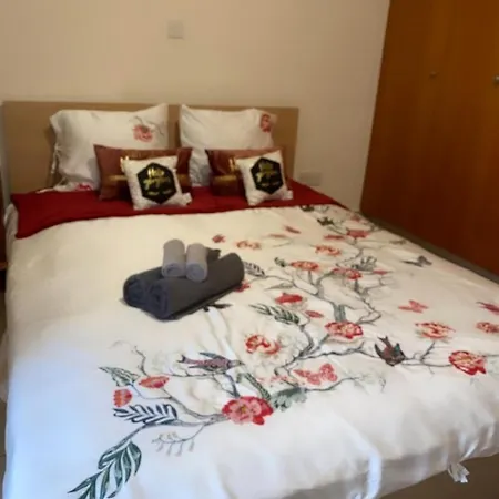 Larnaca Beach Apartment Apartamento *