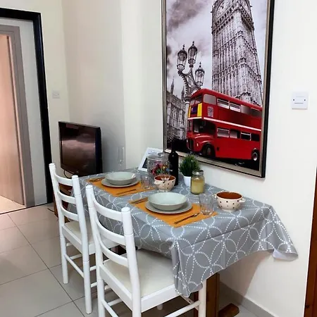 Larnaca Beach Apartment Апартаменти Ларнака